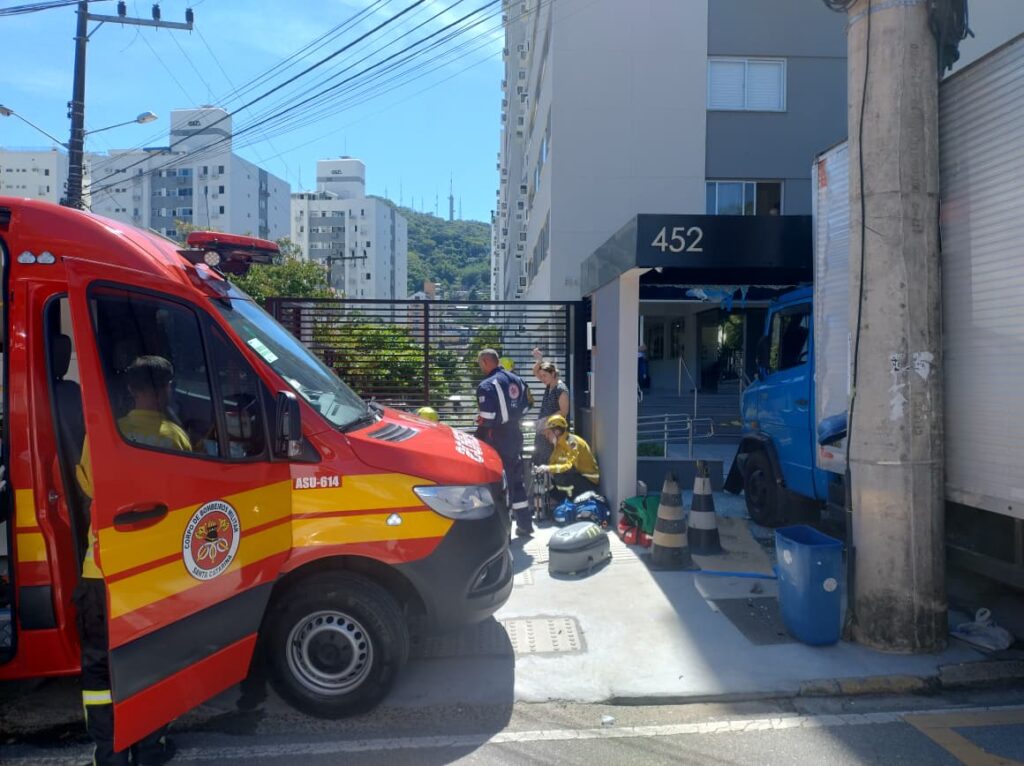 Caminhoneiro sofre mal súbito e é salvo após parada cardíaca no Centro de Florianópolis