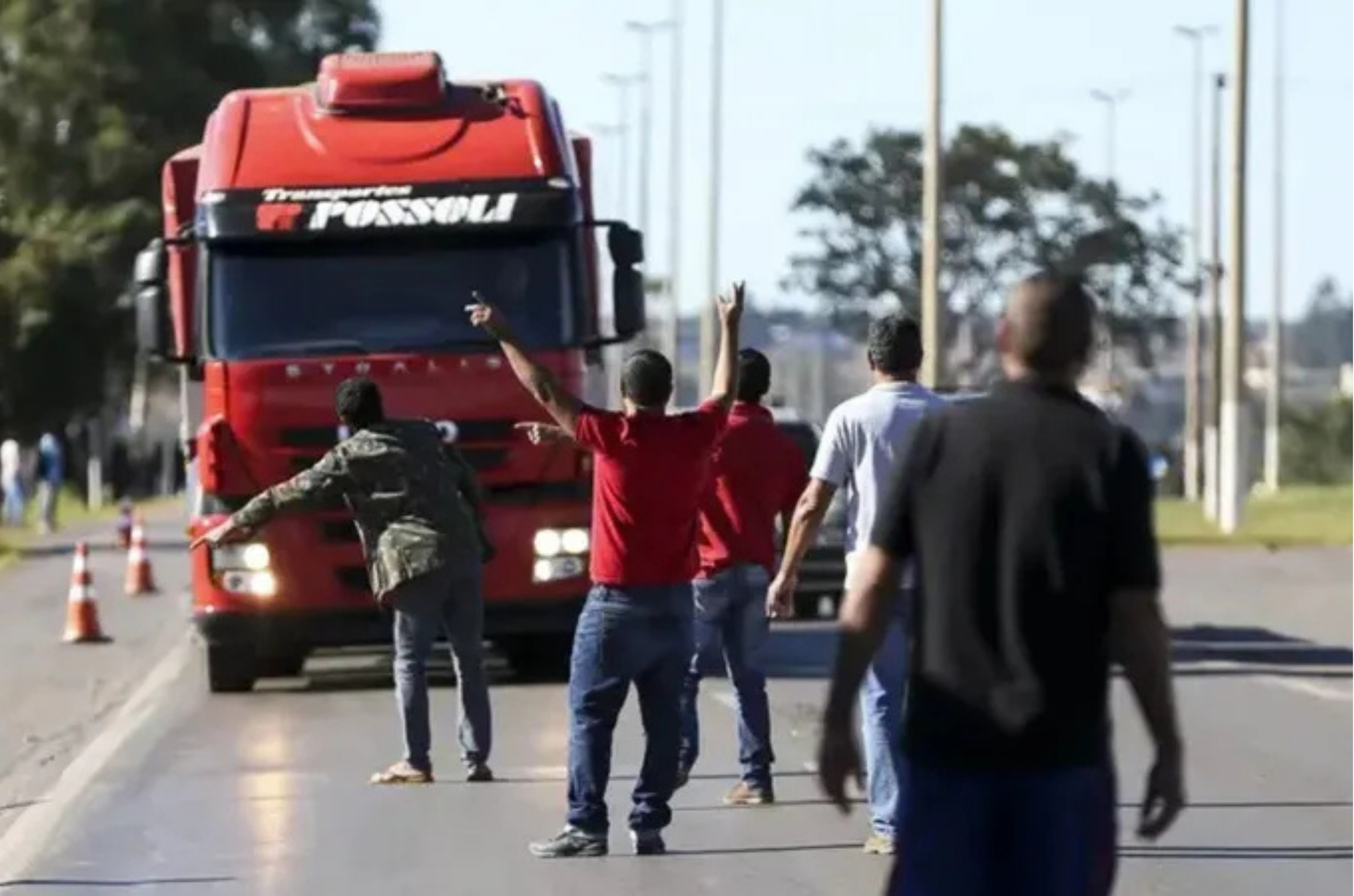 Caminhoneiros anunciam paralisação nacional a partir de quinta-feira (4)