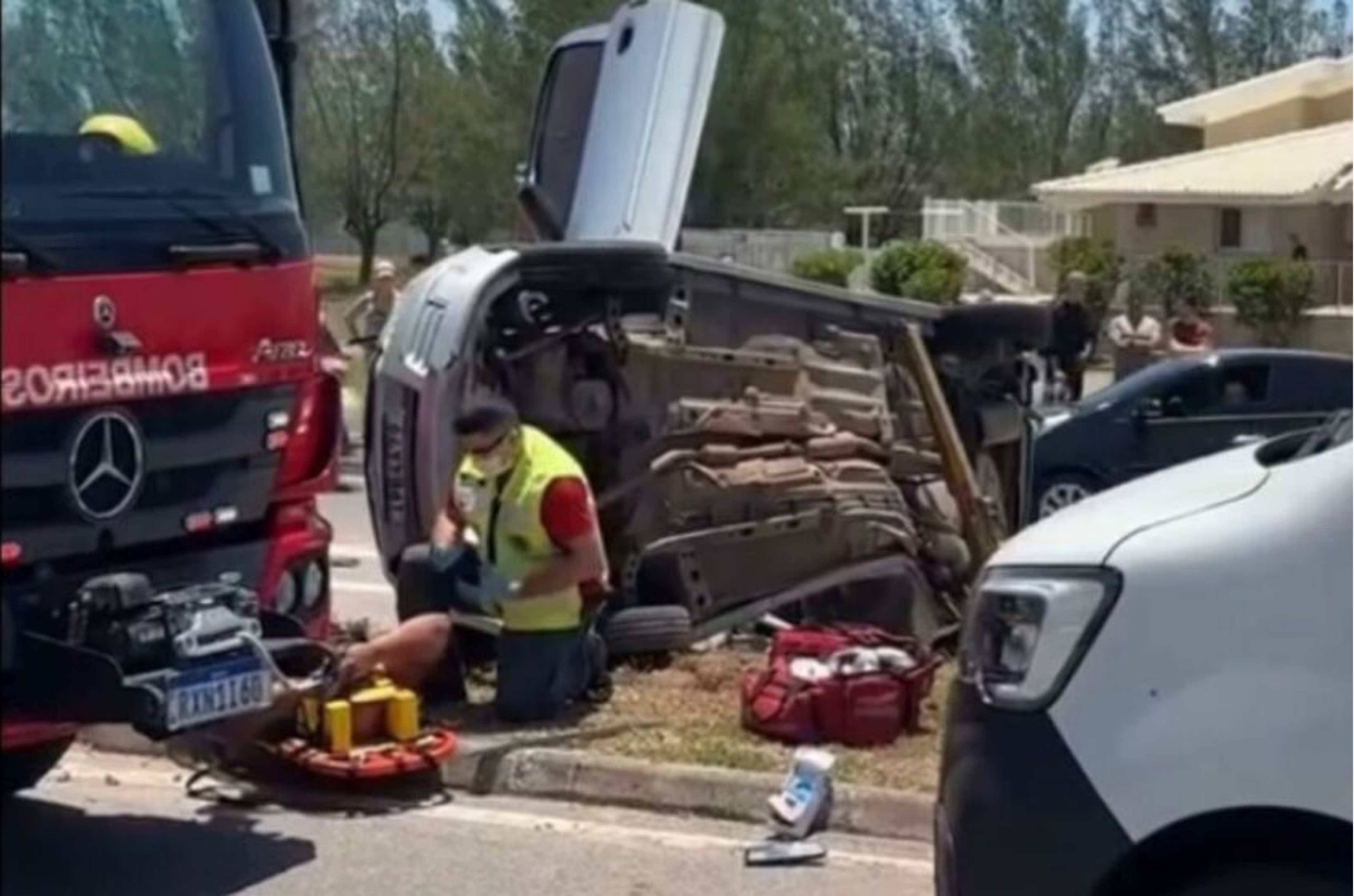 Capotamento deixa mulher morta e homem gravemente ferido em Laguna