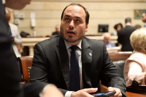 Carlos Bolsonaro deixa mandato de vereador no Rio para concorrer ao Senado em SC