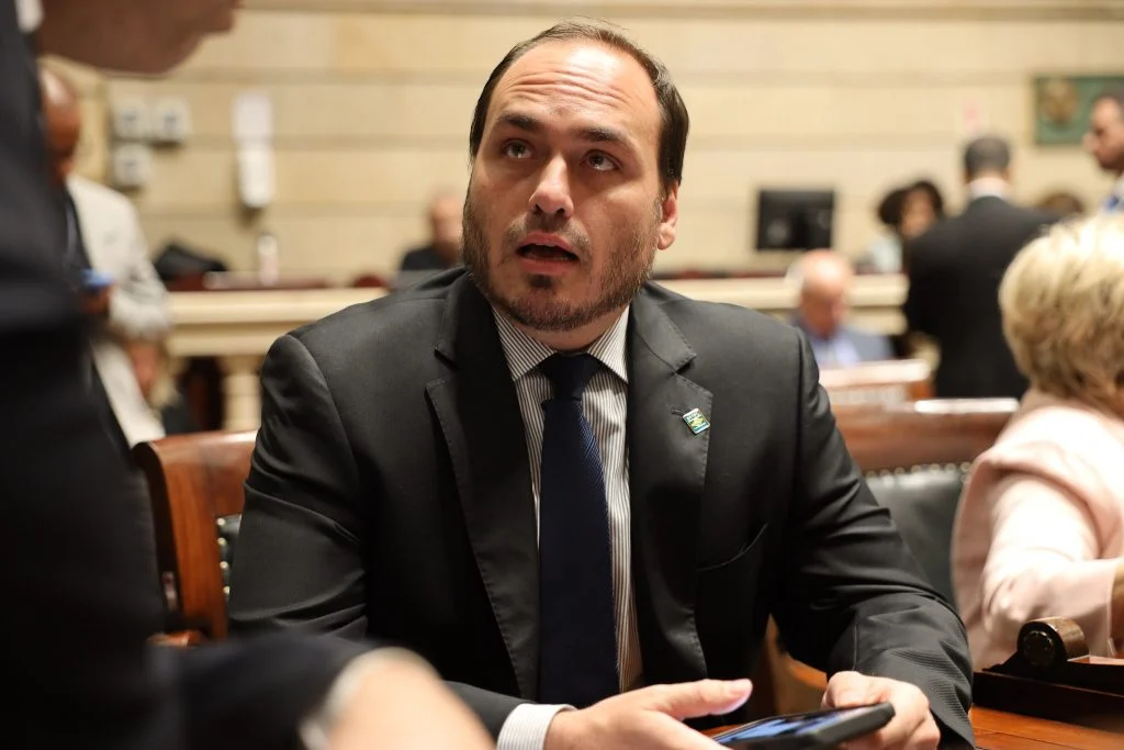 Carlos Bolsonaro deixa mandato de vereador no Rio para concorrer ao Senado em SC