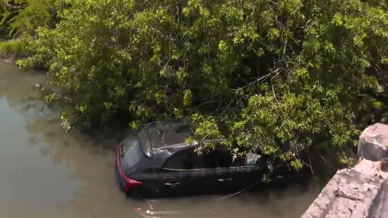 Carro cai em córrego após acidente na SC-401; uma pessoa fica ferida - Foto: Reprodução/NSC TV