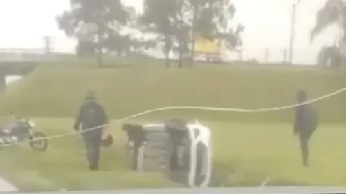 Carro capota na transição da Via Expressa para a BR-101 em São José