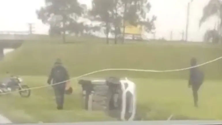 Carro capota na transição da Via Expressa para a BR-101 em São José - Foto: Divulgação/GMF