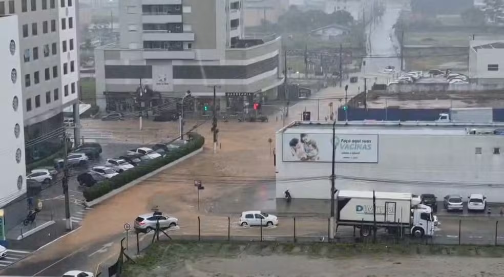 Chuva forte provoca alagamentos e bloqueios de vias em Palhoça