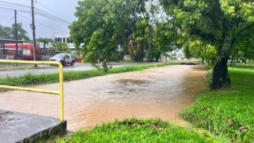 Chuva intensa causa enxurradas, alagamentos e desabamentos na Grande Florianópolis