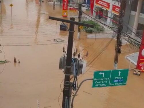 Chuva intensa deixa ruas alagadas e Palhoça entra em alerta vermelho