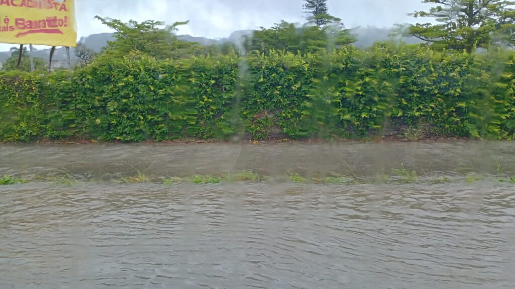 VÍDEO: chuvas intensas alagam marginal da BR-101 e vias do bairro Roçado, em São José - Foto: Vitor Wolff/SCTODODIA
