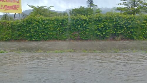 VÍDEO: chuvas intensas alagam marginal da BR-101 e vias do bairro Roçado, em São José