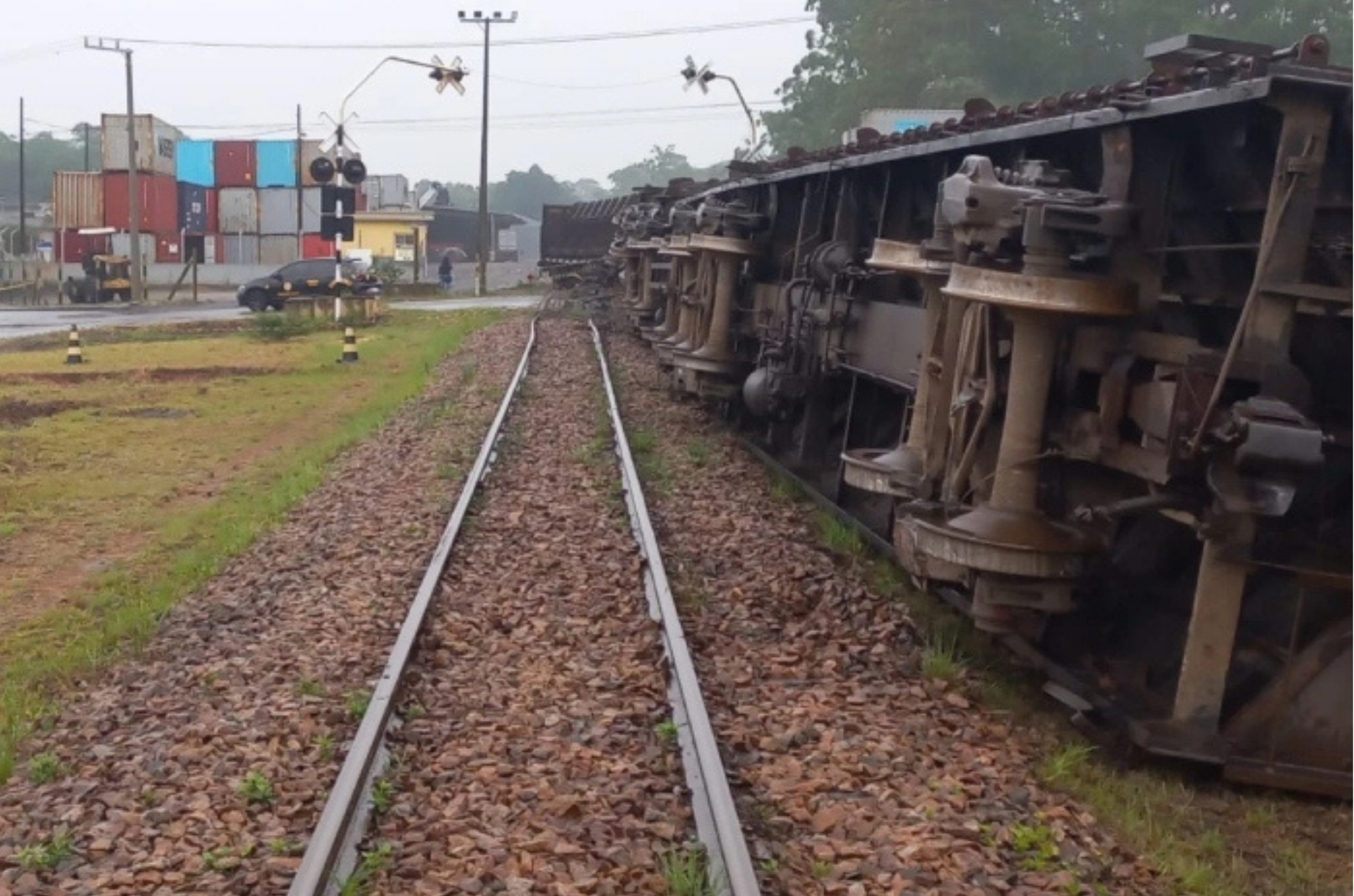 Cinco vagões de trem carregado de carvão tombam em Criciúma e bloqueiam passagem