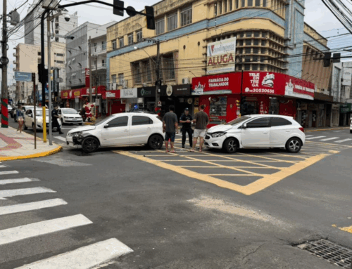 Colisão entre veículos causa lentidão no centro de Tubarão
