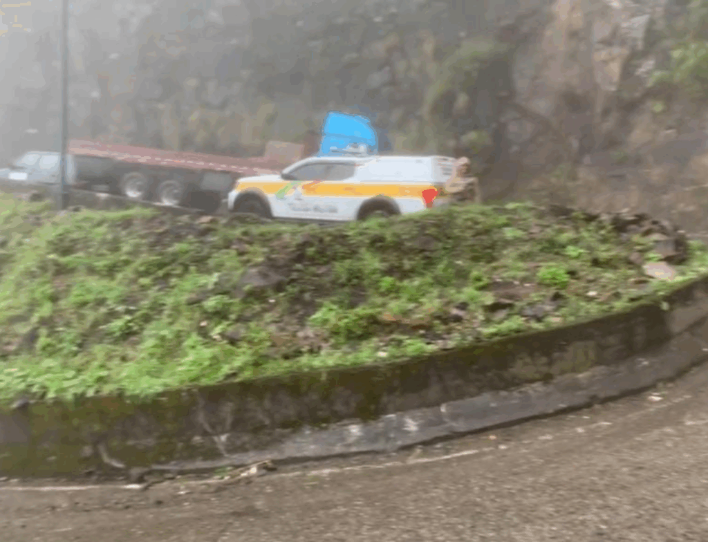 VÍDEO: Após mais de três horas de paralisação, Serra do Rio do Rastro é totalmente liberada