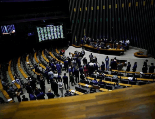 Câmara aprova projeto que reduz penas do 8 de Janeiro e texto segue para o Senado