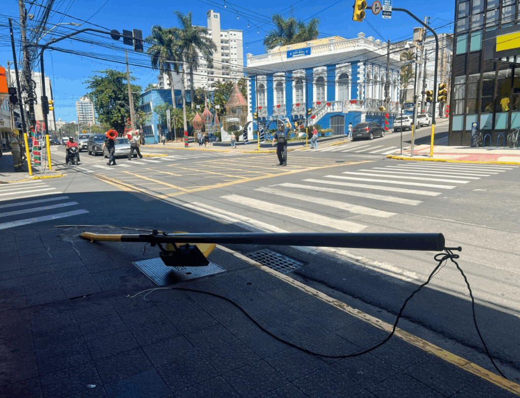 Semáforo é arrancado por veículo e gera transtornos no centro de Tubarão