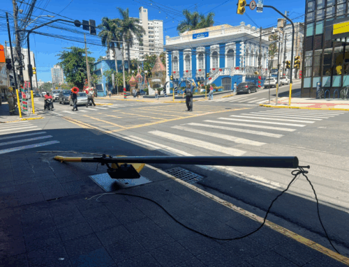 Semáforo é arrancado por veículo e gera transtornos no centro de Tubarão