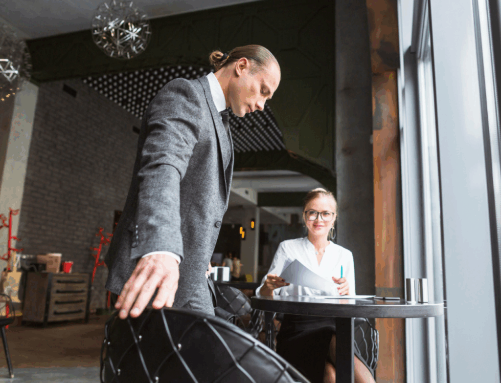 O que revela o hábito de recolocar a cadeira no lugar após o uso. Foto: Divulgação/Freepik