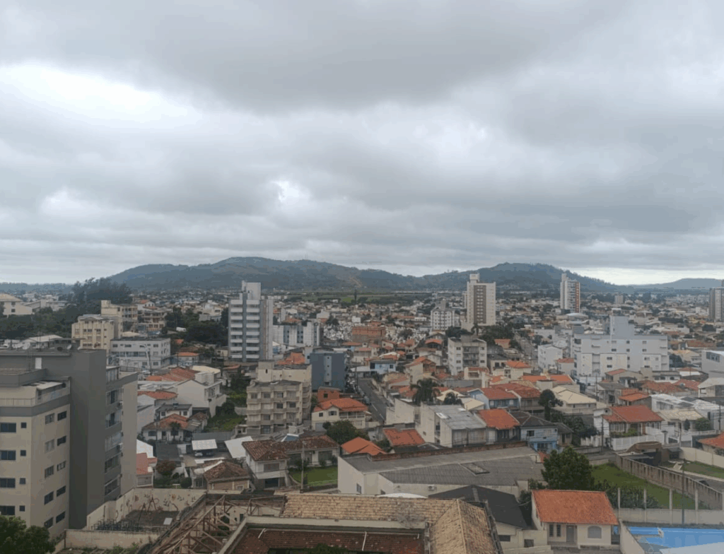 Frente fria provoca chuva, vento forte e mar agitado em SC nesta terça. Foto: SCTODODIA
