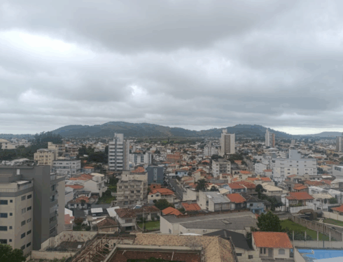 Frente fria provoca chuva, vento forte e mar agitado em SC nesta terça