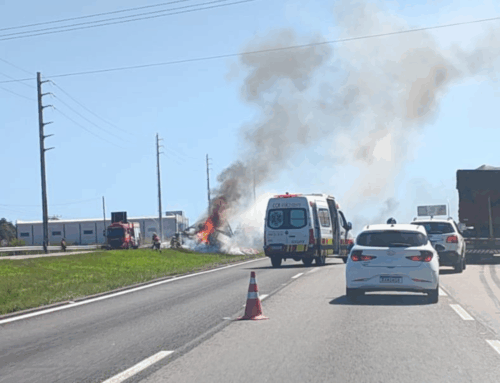 Caminhão tomba, pega fogo e interdita a BR-101 em Jaguaruna