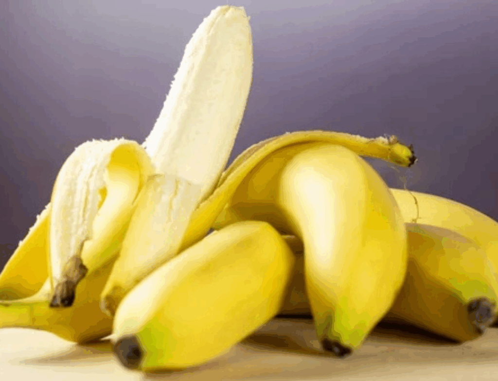 Banana lidera consumo no Brasil e ajuda a proteger o coração, diz cardiologista