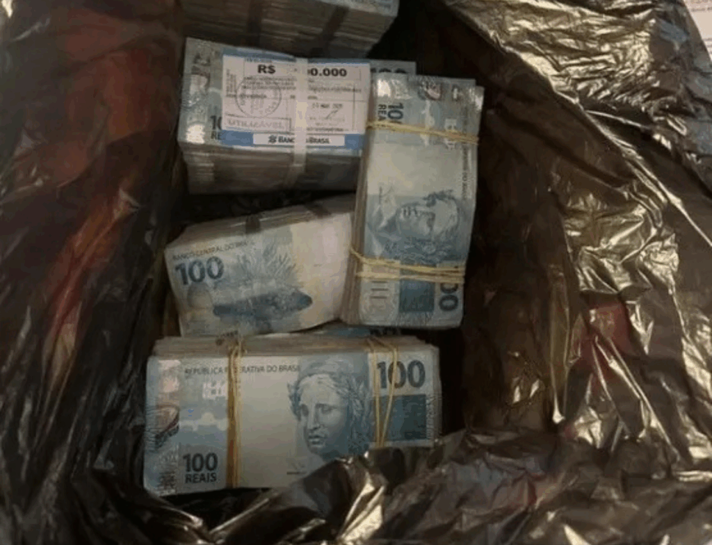 PF apreende R$ 400 mil na casa de líder do PL durante operação no RJ