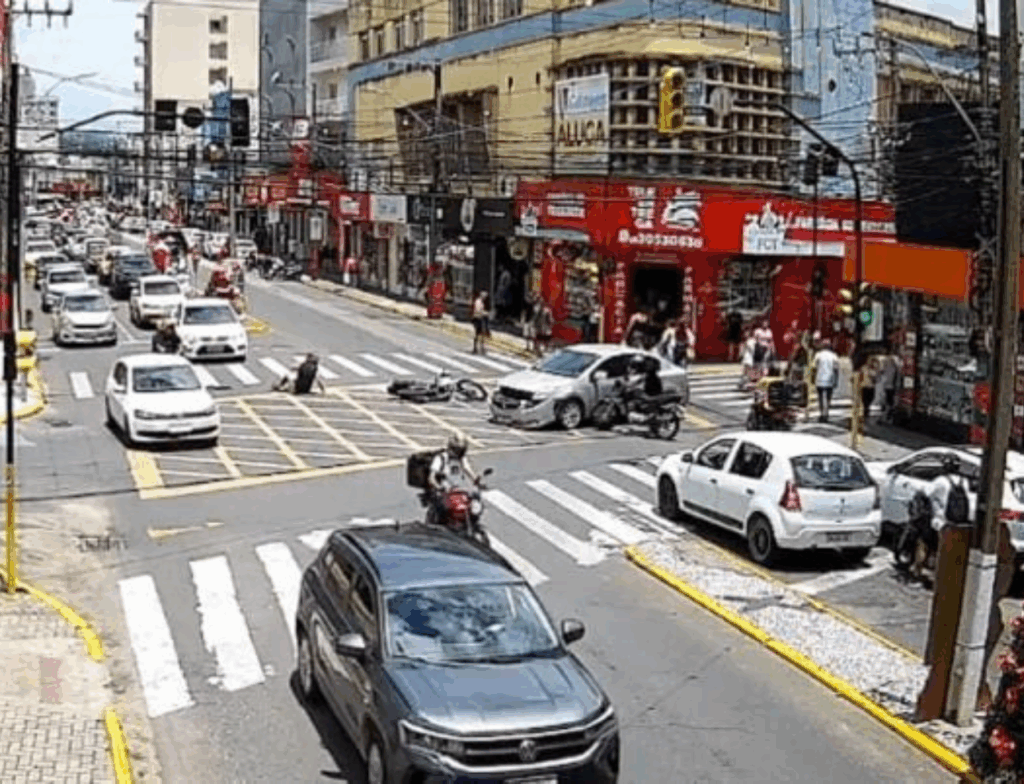 Motorista fura sinal vermelho e colide com duas motocicletas no Centro de Tubarão