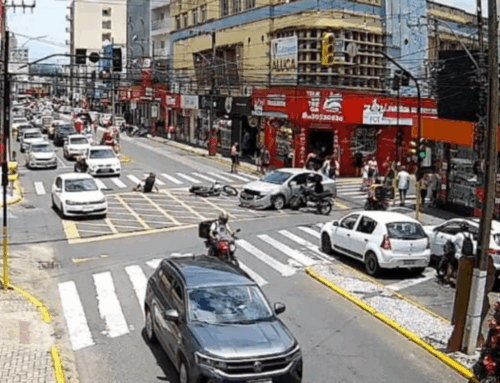 Motorista fura sinal vermelho e colide com duas motocicletas no Centro de Tubarão