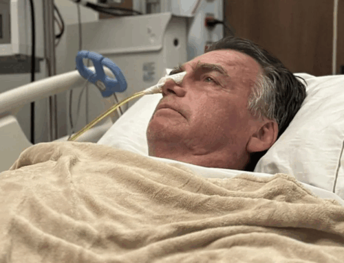 Bolsonaro passa por cirurgia de hérnia e médicos avaliam novo procedimento