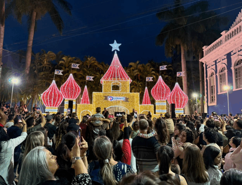 Acendimento do Castelo Diamante reúne grande público na abertura do Natal de Tubarão. Foto: Matheus Gomes/Natal Tubarão Luz