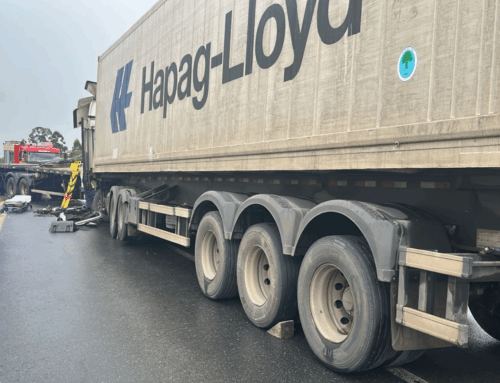 Acidente entre duas carretas interdita SC-470 em Pouso Redondo