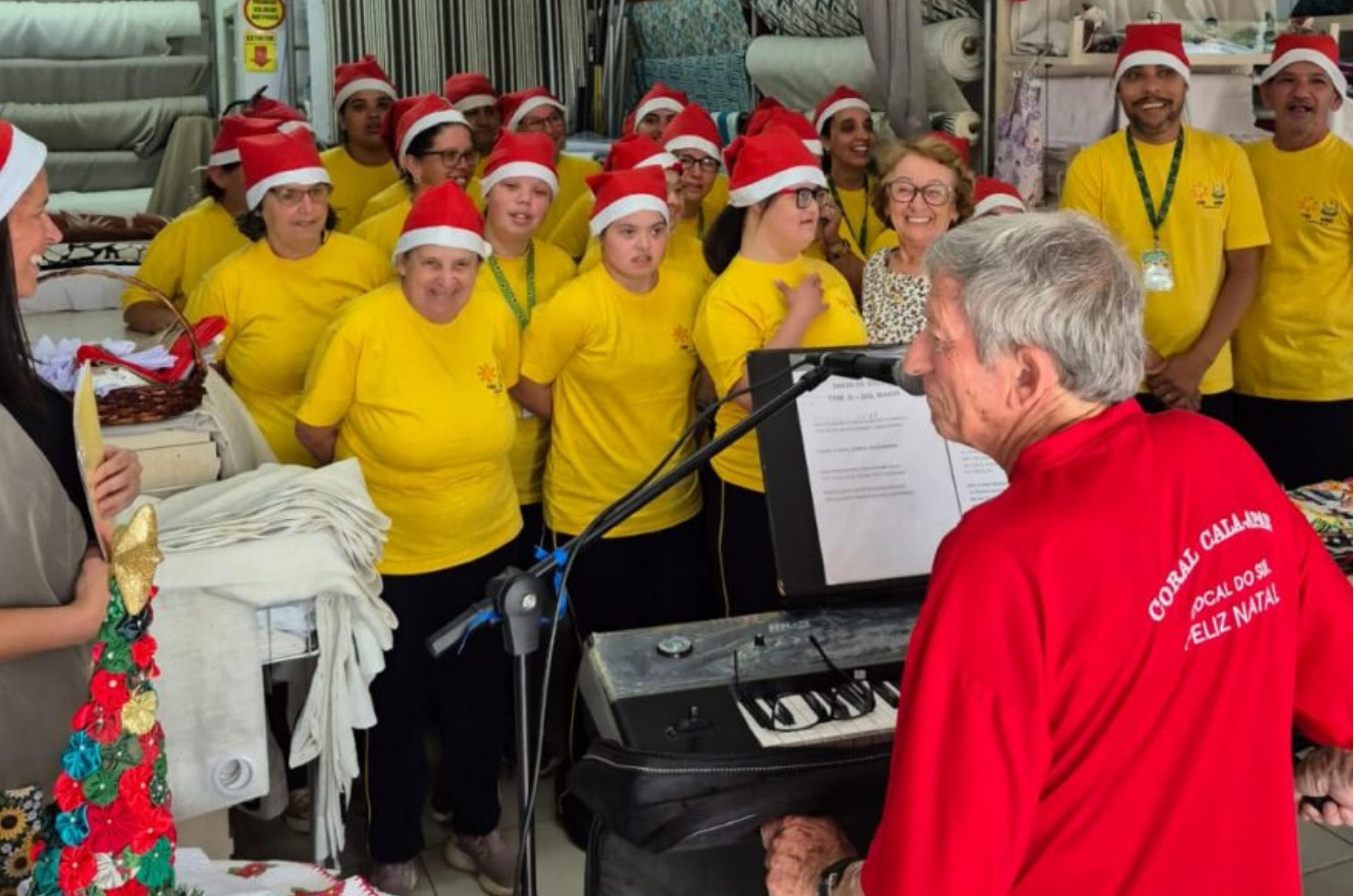 Coral da APAE leva espírito natalino a diversos pontos de Cocal do Sul
