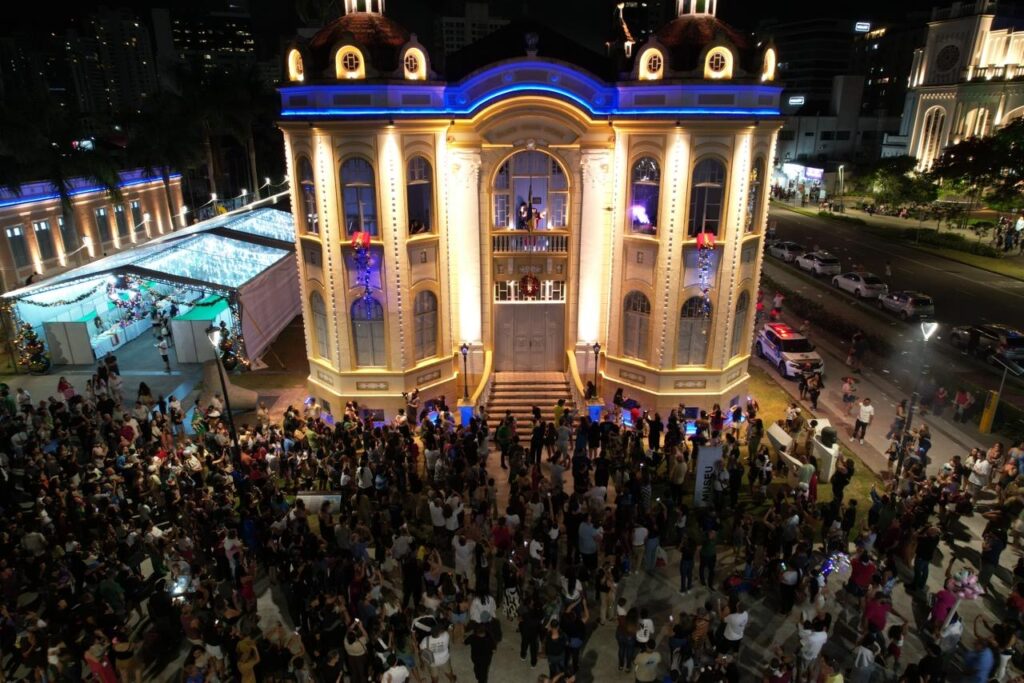 Cortejo abre o Natal Encanto 2025 e emociona famílias em Itajaí