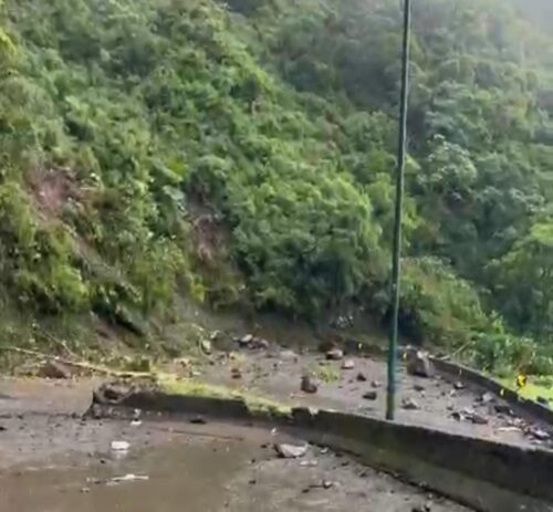 VÍDEO: deslizamento reduz tráfego na Serra do Rio do Rastro na manhã desta terça