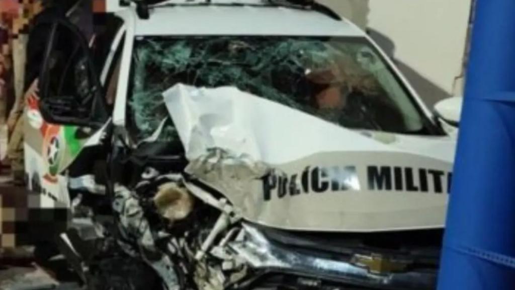 Dois policiais ficam feridos após viatura da PM bater em poste em Balneário Camboriú