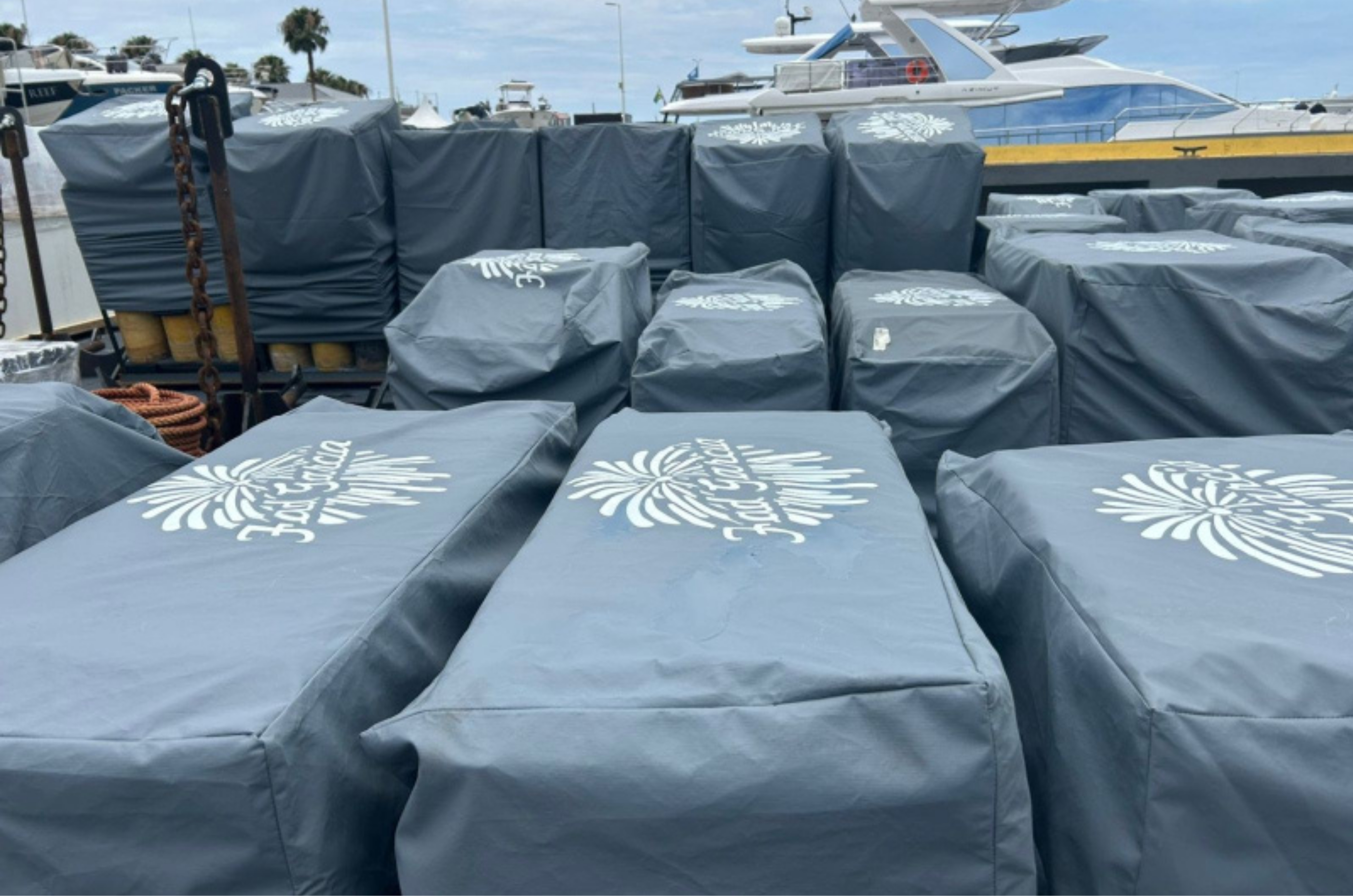 Duas balsas garantem 12 minutos de fogos silenciosos na virada em Itajaí