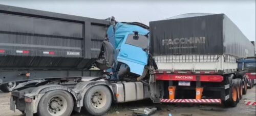 Engavetamento entre caminhões é registrado após pedágio de Porto Belo na BR-101