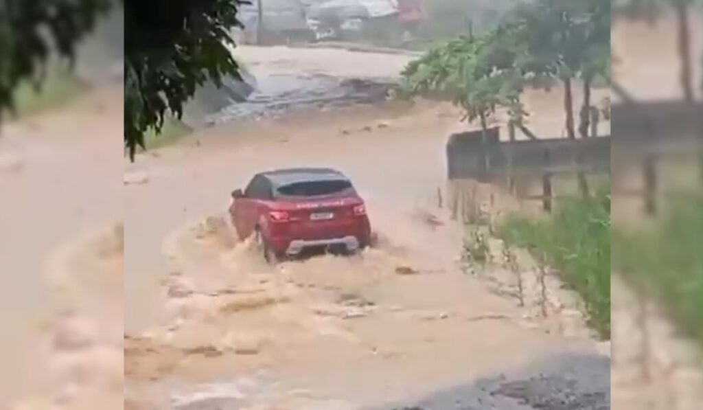 Família morre após carro cair em rio durante forte chuva em Palhoça