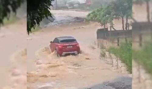 Família morre após carro cair em rio durante forte chuva em Palhoça