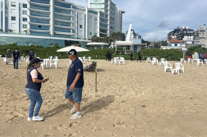 Fiscalização apreende mais de 160 equipamentos irregulares na Praia Brava Sul
