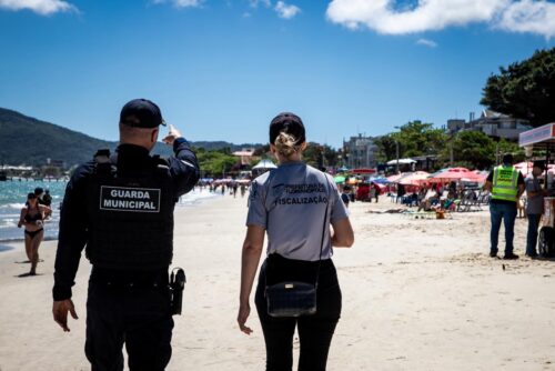 Fiscalização apreende oito carrinhos de comércio irregular em praia de Florianópolis