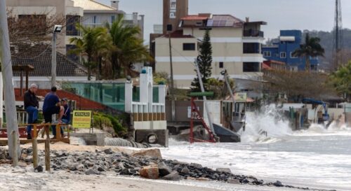 Florianópolis inicia recuperação emergencial da orla dos Ingleses após ressacas