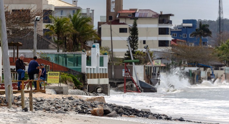 Florianópolis inicia recuperação emergencial da orla dos Ingleses após ressacas