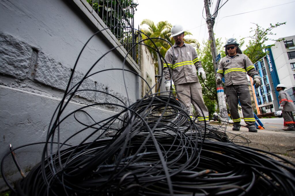 Florianópolis remove quase 18 toneladas de fios irregulares em mutirões