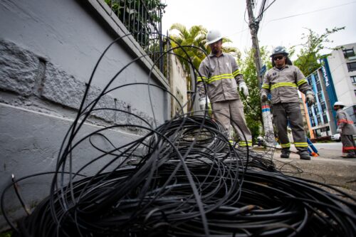 Florianópolis remove quase 18 toneladas de fios irregulares em mutirões