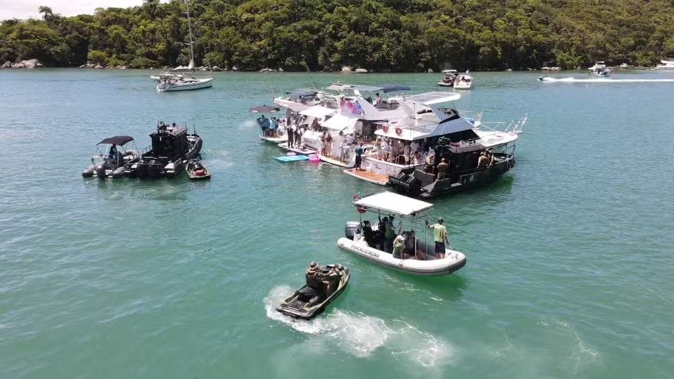 Força-tarefa fiscaliza lanchas de luxo e prende homem por tráfico em Porto Belo