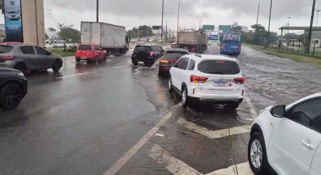 Fortes chuvas alagam ruas de Florianópolis nesta terça-feira (9)