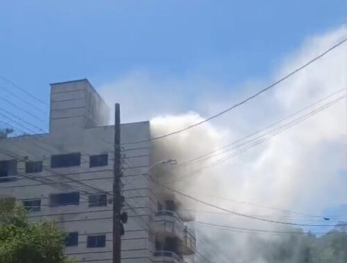 Incêndio atinge apartamento e mobiliza bombeiros em São José