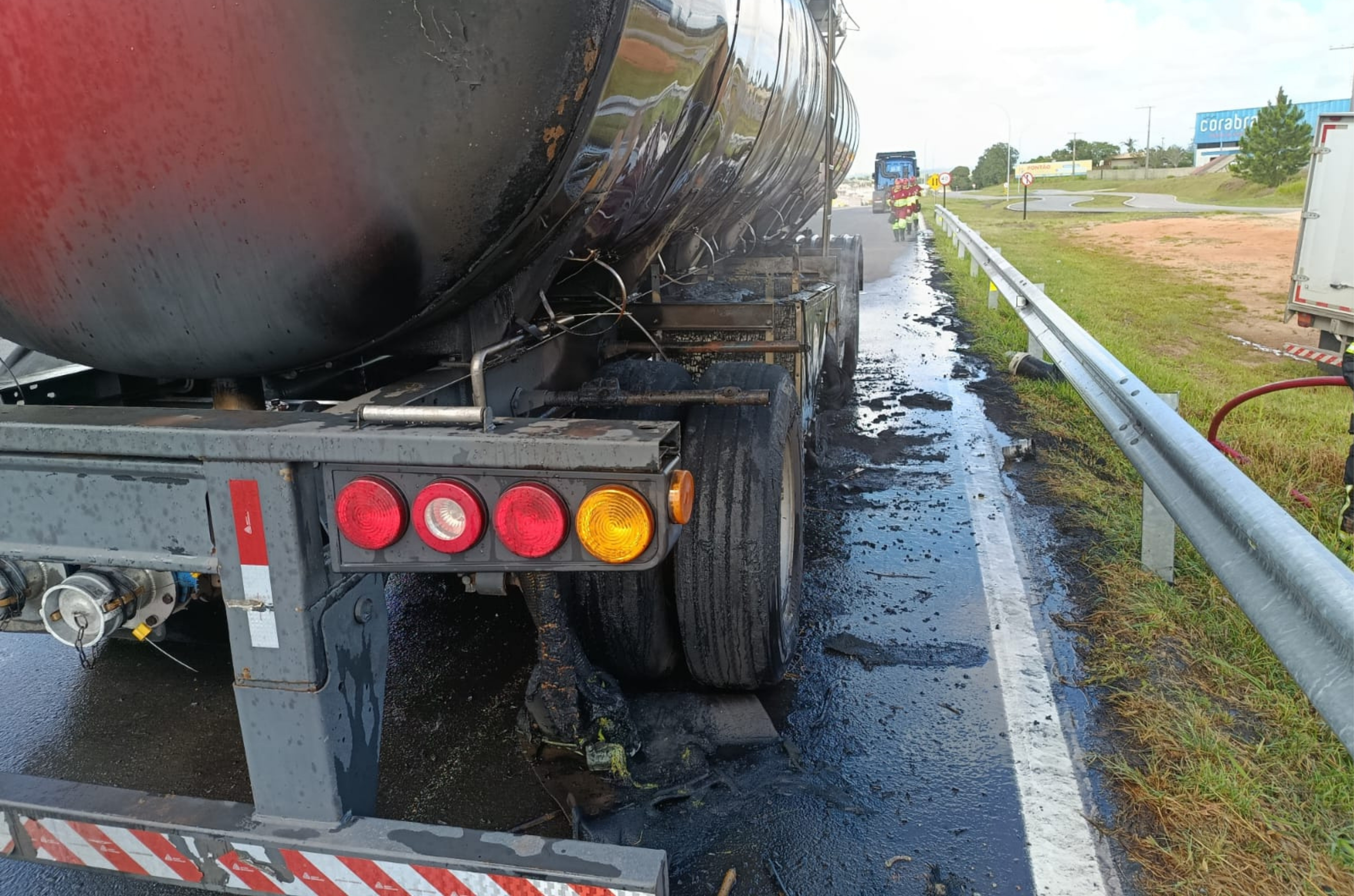 Incêndio atinge carreta na BR-101 em Içara e mobiliza bombeiros