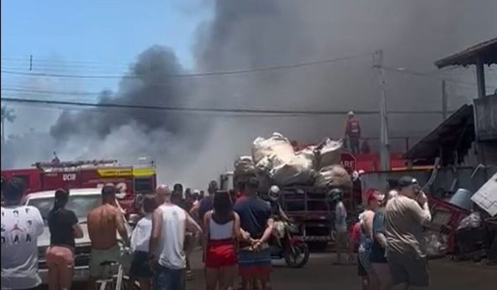 Incêndio atinge depósito de recicláveis no bairro Aventureiro, em Joinville