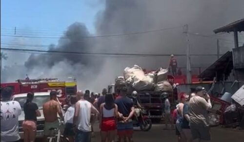 Incêndio atinge depósito de recicláveis no bairro Aventureiro, em Joinville